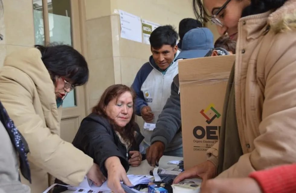 Ciudadanos bolivianos votan en Jujuy