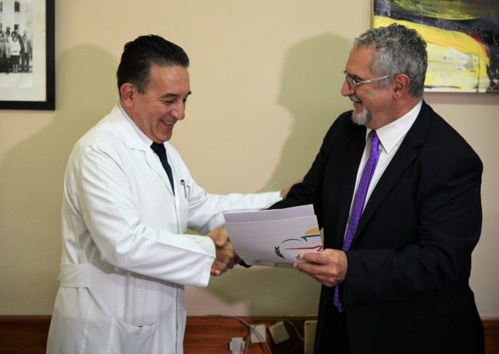 El ministro Bouhid al momento de confirmar al médico Marcos Rivas como director del hospital "Pablo Soria" de San San Salvador de Jujuy.