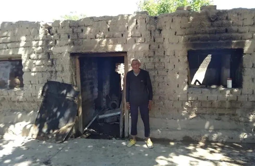 Jorge Aballay, de 71 años, perdió todas sus pertenencias por un incendio en su casa.