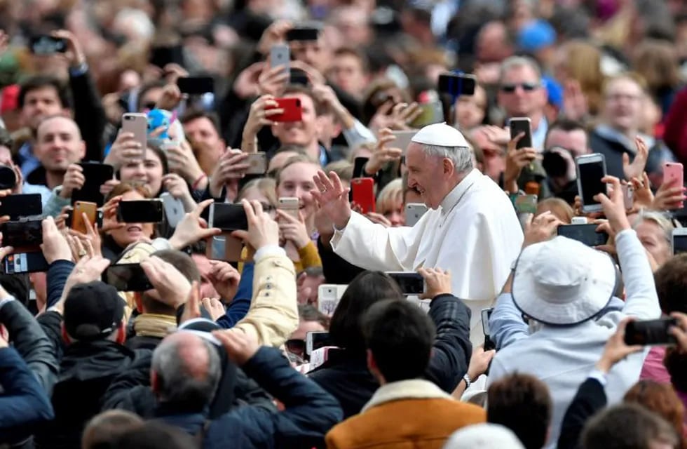TOPSHOT - Pope Francis greets the crowd at St Peter's square after the Easter Sunday Mass on April 1, 2018 in Vatican. \nChristians around the world are marking the Holy Week, commemorating the crucifixion of Jesus Christ, leading up to his resurrection on Easter. / AFP PHOTO / Andreas SOLARO