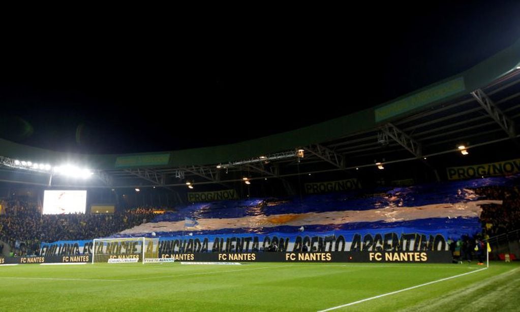 Hinchas del Nantes desplegaron una enorme bandera argentina. (REUTERS)