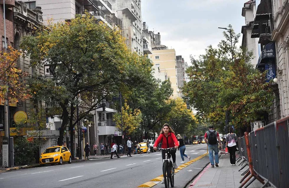 Cordoba el 20 de April de 2021 calle velez sarfield en foco vida cotidiana empiezan a aparecer las primeras hojas amarillas del otoño    Foto: Pedro Castillo 