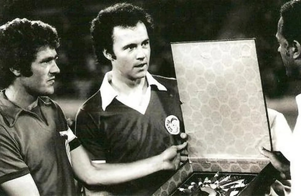 Rubén Coletti, capitán y entrenador de Belgrano, respectivamente le entregan una plaqueta a Franz Beckenbauer, quien jugó para el New York Cosmos un amistoso en el viejo Chateau Carreras