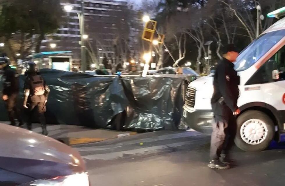 Los fierros quedaron tirados frente a la Plaza López. (@valeyasogna)