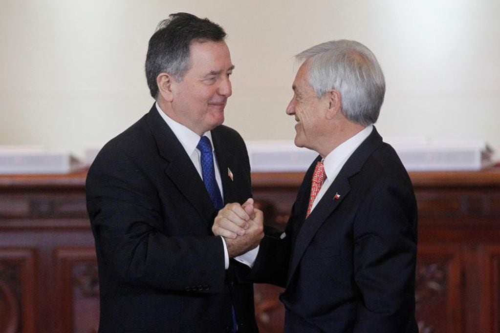 El presidente, el conservador Sebastián Piñera y Roberto Ampuero antesde la asunción