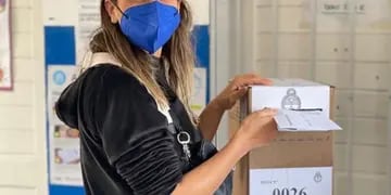 Cinthia Fernández, en el momento que emitió su voto durante la jornada del domingo. (Instagram)