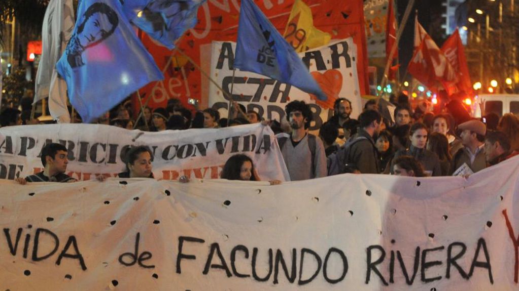Marcha. Familiares y agrupaciones sociales volvieron a movilizarse anoche por Facundo Rivera Alegre (Sergio Cejas/LaVoz).