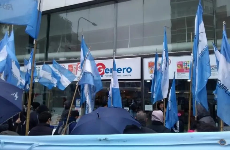 La protesta fue convocada frente a la sucursal de Pellegrini y Corrientes. (@aecrosario)