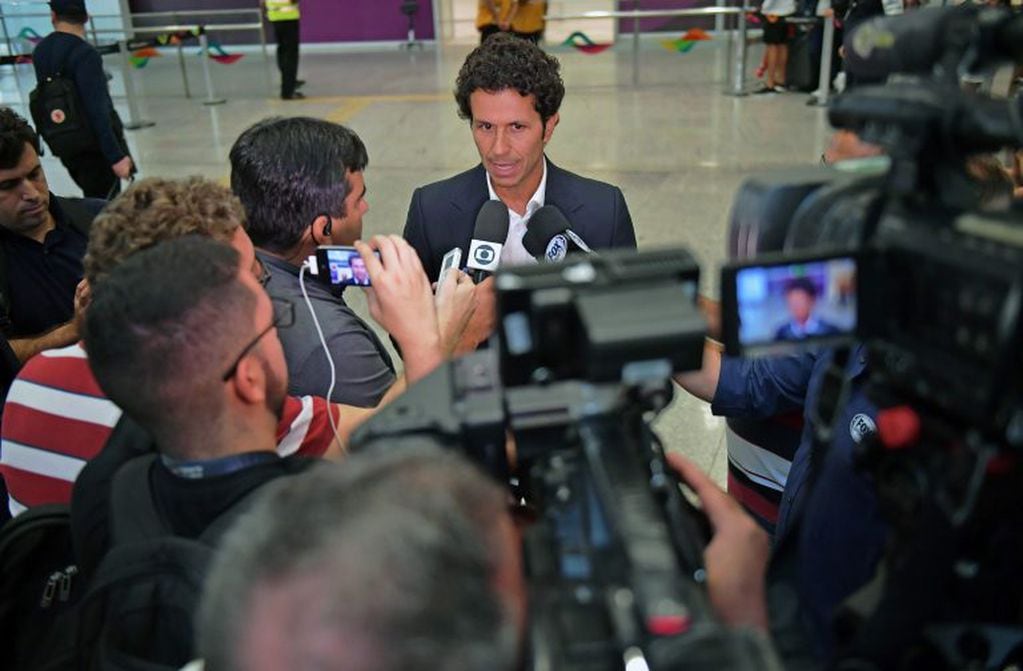 Brazil's national football team's chief doctor Rodrigo Lasmar -due to operate football star Neymar- speaks with the media at Antonio Carlos Jobim international airport in Rio de Janeiro, Brazil  on March 1, 2018. 
Brazilian star Neymar will undergo foot surgery next March 3, which will sideline him for up to three months, casting a long shadow over Paris Saint-Germain and Brazil's World Cup preparations.. / AFP PHOTO / Carl DE SOUZA