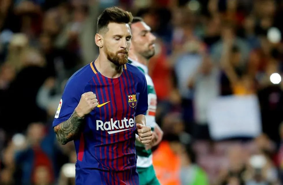 TOPSHOT - Barcelona's forward from Argentina Lionel Messi celebrates after scoring  during the Spanish league football match FC Barcelona against SD Eibar at the Camp Nou stadium in Barcelona on September 19, 2017. / AFP PHOTO / PAU BARRENA