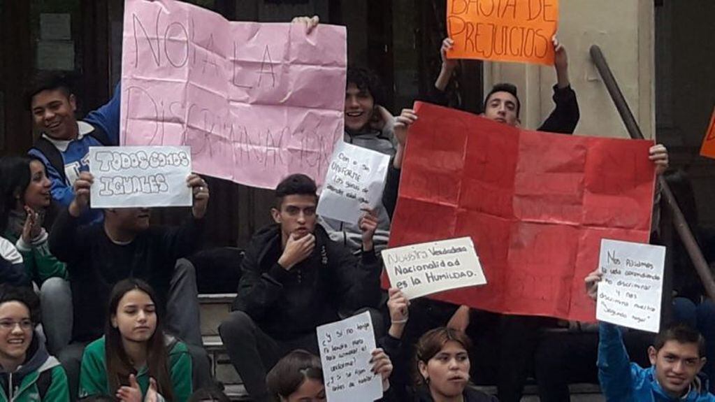 Alumnos del Agustín Álvarez se manifestaron con pancartas en la puerta del colegio.
