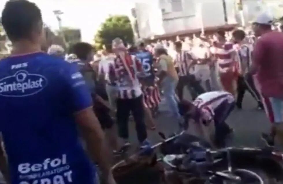 Hinchas de Unión golpearon a dos simpatizantes de Colón que pasaron cerca de la cancha luego del clu00e1sico santafesino.