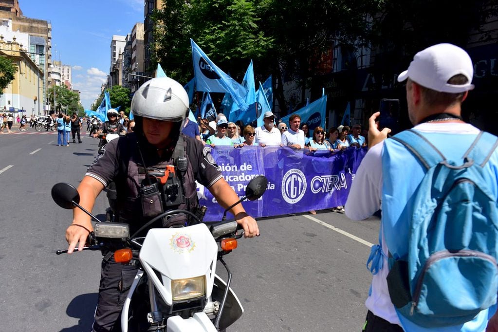 Unicameral. Protesta de UEPC por la suba de los aportes personales y para Apross. (José Gabriel Hernández / La Voz)