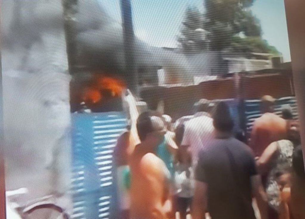 El incendio se desató en una vivienda de calle Calvo al 1400. (Captura de pantalla)