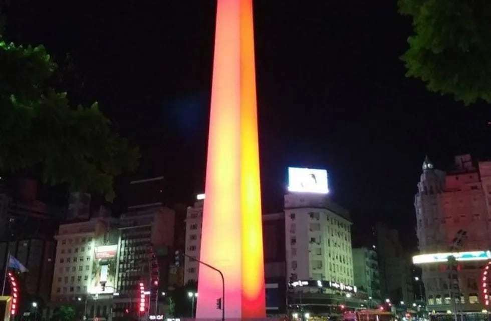 El Obelisco porteu00f1o amaneció este martes iluminado de rojo para concientizar sobre problemas cardíacos.