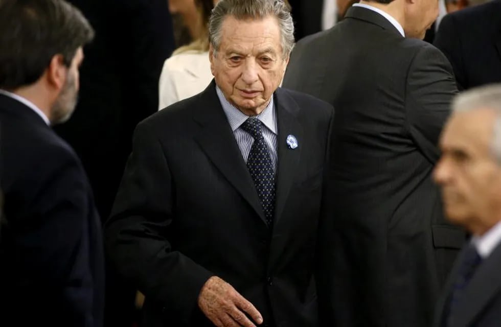 FILE PHOTO: Tycoon Franco Macri, father of Argentina's President Mauricio Macri, arrives for his son's taking office ceremony at Casa Rosada Presidential Palace in Buenos Aires, Argentina, December 10, 2015. REUTERS/Marcos Brindicci/File Photo ciudad de buenos aires Franco Macri ceremonia asuncion presidente de argentina padre del presidente