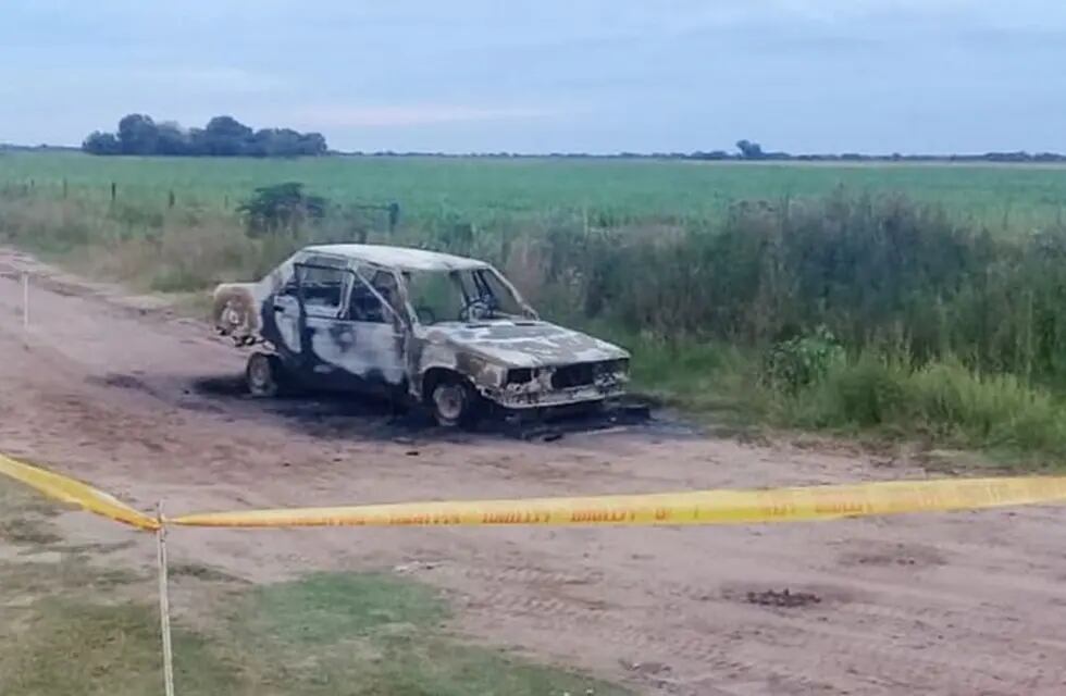 El Renault 9 quedó destrozado por las llamas cerca de la Ruta Provincial 1. (Aire de Santa Fe)