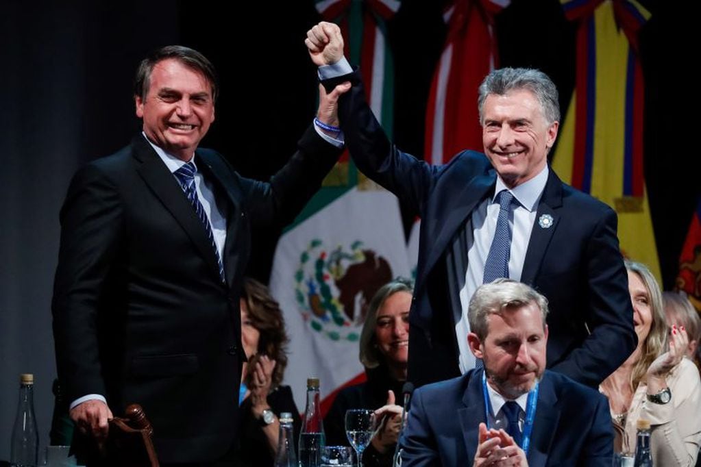 Jair Bolsonaro, presidente de Brasil, sostiene el brazo del ahora saliente Mauricio Macri, durante la ceremonia de apertura de la Cumbre del Mercosur. Crédito: Alan Santos / Presidencia Planalto / dpa.