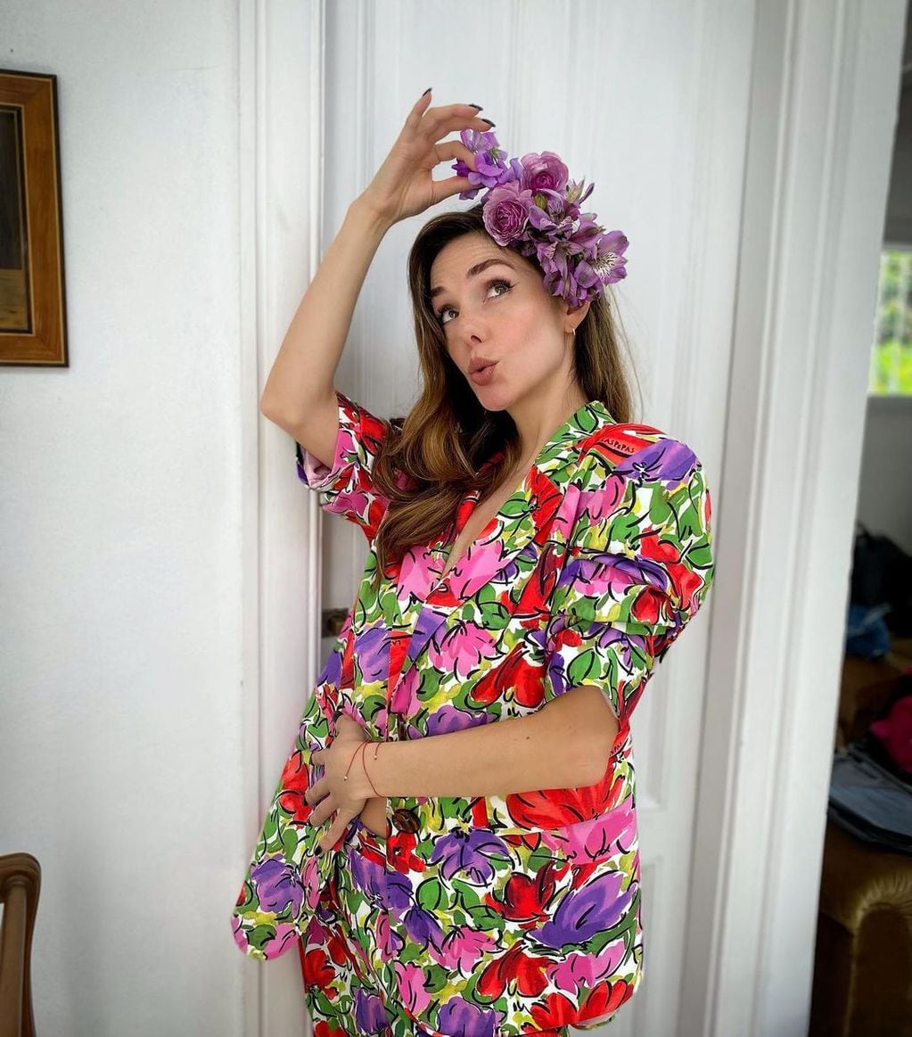 Julieta Nair Calvo se lució con un traje floral.