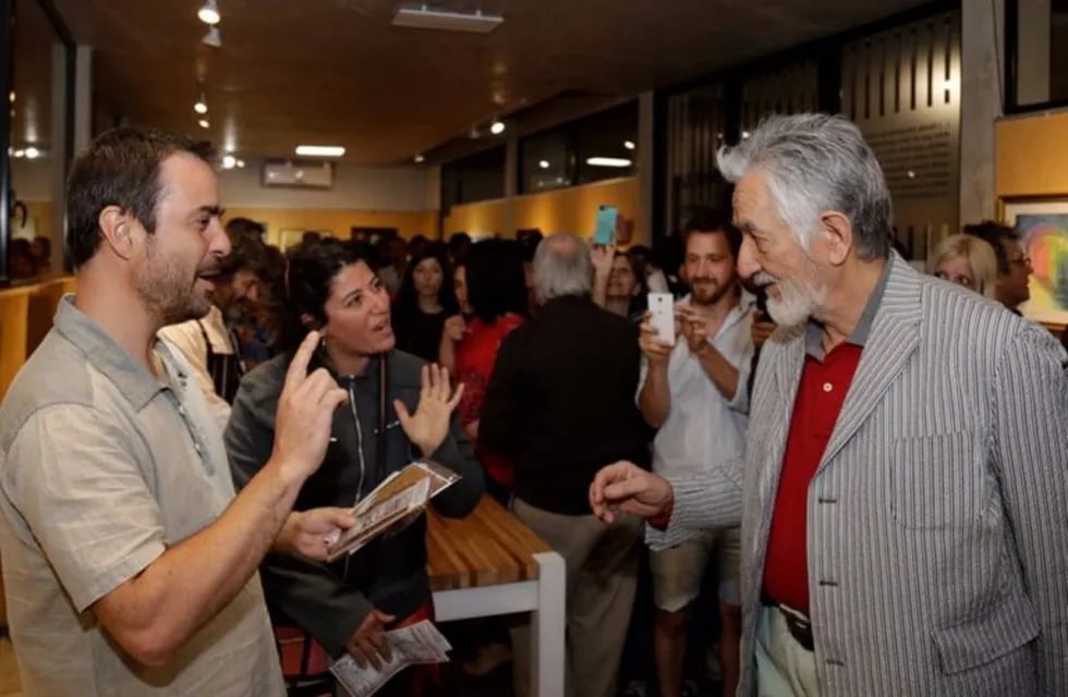 Rodríguez Saá conversó con los artistas, escuchó sus inquietudes y les hizo una propuesta para que puedan vivir de lo que les gusta. Fotos: Agencia de Noticia