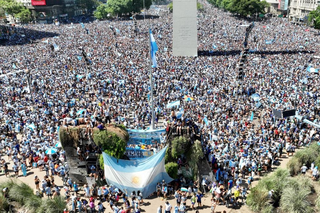 Miles de hinchas se congregaron en el Obelisco para festejar el título mundial. Foto: Clarín.
