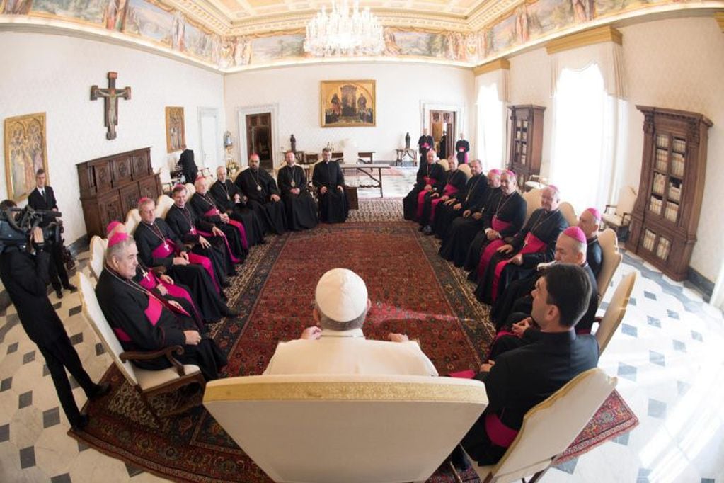 El papa Francisco (c) se reúne con miembros de la Conferencia Episcopal de Moldavia y Rumania durante una reunión en el Vaticano (EFE/ Foto cedida por Medios Vaticano)