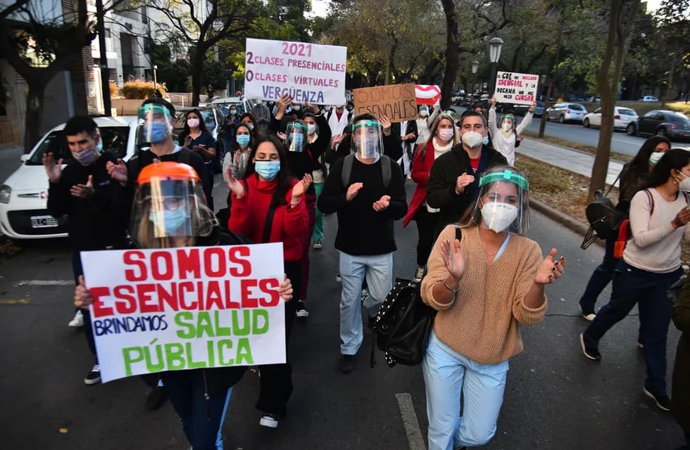 Estudiantes de odontología marchan pidiendo volver a la presencialidad de las prácticas. (Pedro Castillo/La Voz)