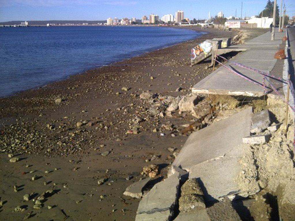 El fuerte oleaje destruye las veredas de la playa de Rawson.