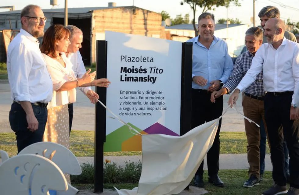La placa que pone nombre al nuevo espacio verde de la ciudad, (Prensa Municipalidad de Rafaela)