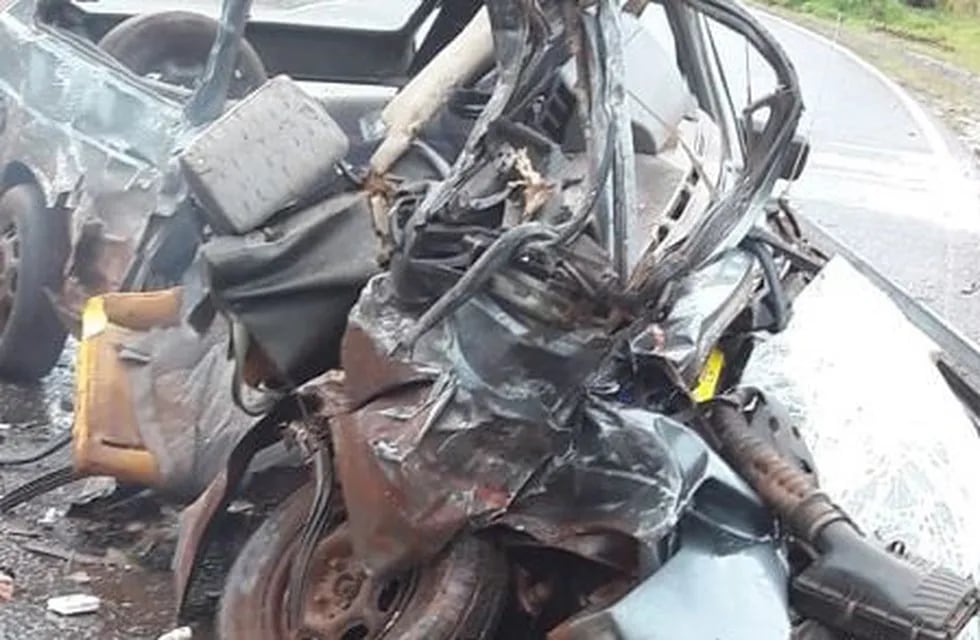 Accidente sobre Ruta 17: así quedó el vehículo donde viajaban Elena Rosa, quien murió en el acto, y su marido, que quedó hospitalizado en grave estado. (Foto: Misiones Online)