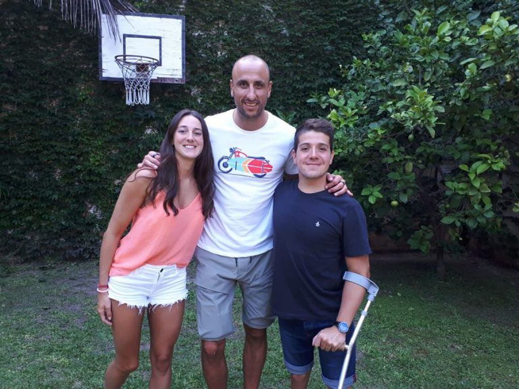 La familia del nadador rosarino compartió un almuerzo con una de las estrellas de la Generación Dorada. (@facuarregui71)