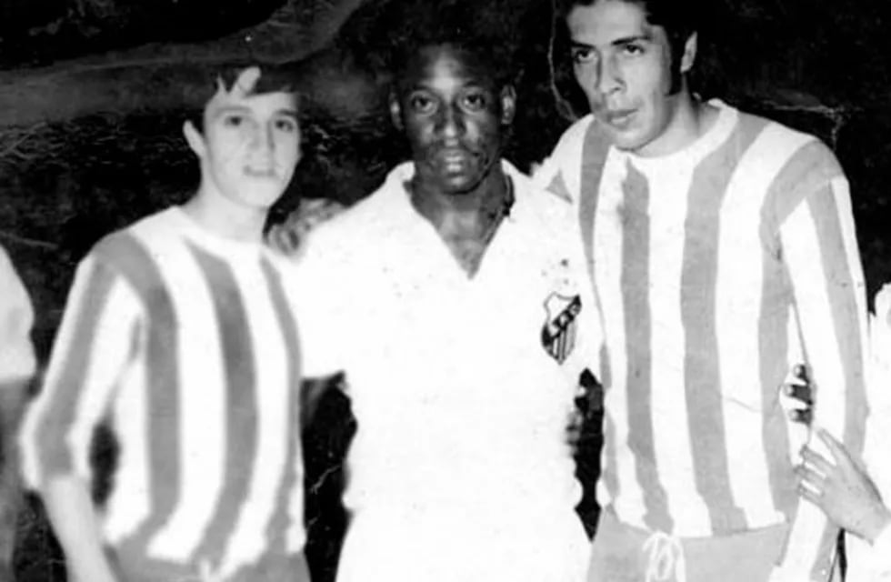 José Pedacchia y Miguel Frullingui a los costados de Pelé en la segunda visita de O Rei con el Santos ante Talleres (La Voz).
