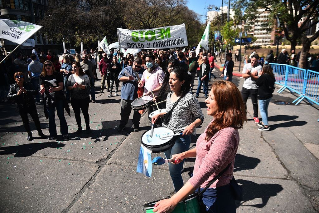 Empleados municipales marchan por las calles de la ciudad con fuerte presencia policial. (Pedro Castillo / La Voz)