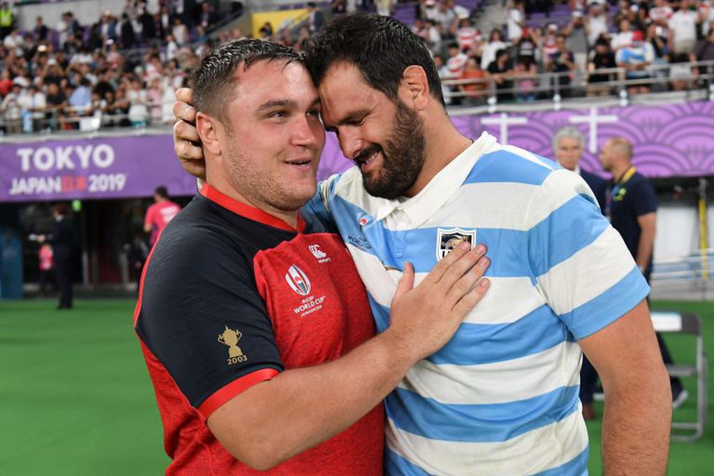 Juan Figallo se saluda con Jamie George a quien conoce de la liga inglesa de rugby. Foto: William West / AFP.