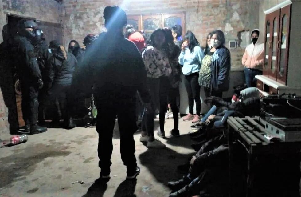 La Policía de Jujuy intervino en una fiesta clandestina de la que participaban menores de edad.