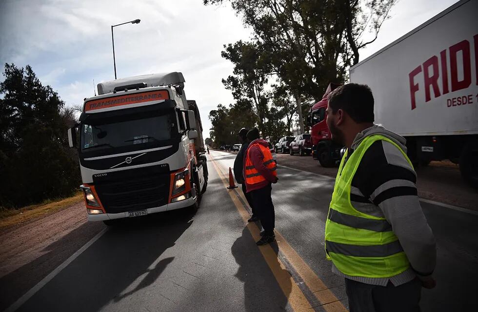 Protesta de transportistas en Sinsacate por la falta de gasoil en Córdoba y el país (Pedro Castillo/LaVoz).