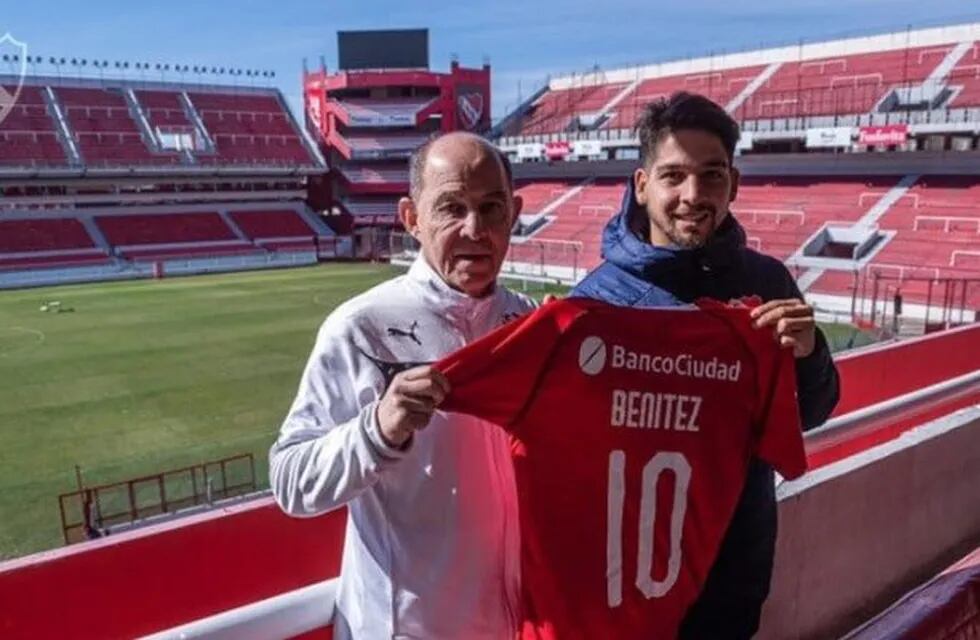 Ricardo Bochini y Martín Benítez en el estadio del Club Independiente de Avellaneda. (MisionesOnline)