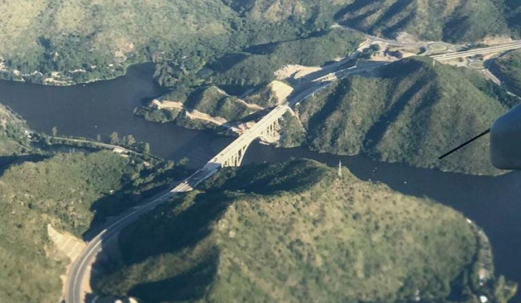 Desde un avión, el puente José Manuel de la Sota de la futura autovía de Montaña de Punilla. (Foto Marcelo Rizzi)