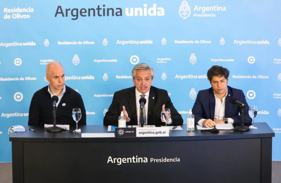 Alberto Fernández , mientras habla durante una rueda de prensa junto a Horacio Rodríguez Larreta y Axel Kicillof. (EFE)