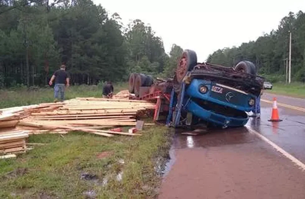 Camión cargado de madera despistó y volcó en Caraguatay.