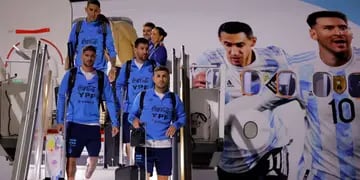 La Selección Argentina llegó a Qatar y fue recibida por cientos de hinchas