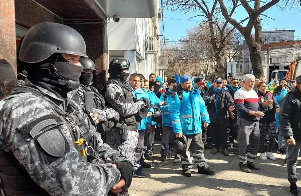 El personal del servicio municipal fue a manifestarse sobre La Paz al 1400.