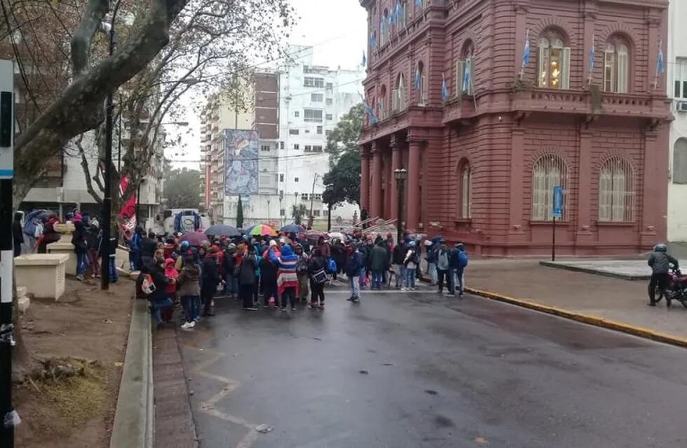 Los manifestantes bloquearon el tránsito frente al Palacio de los Leones. (Facebook)