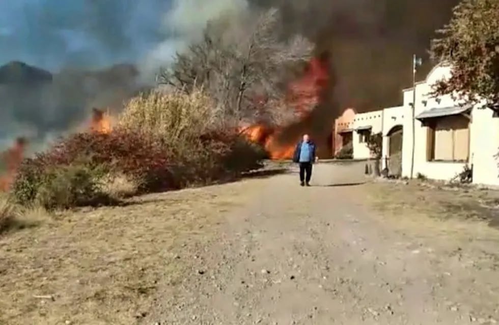 Voraz incendio en Villa Giardino. (Foto: captura de pantalla / video).