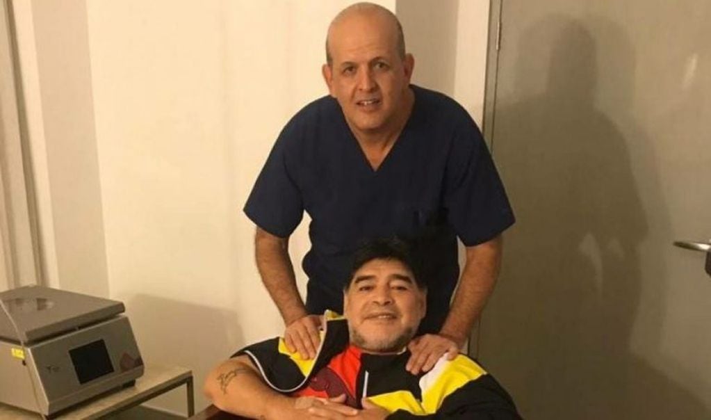 Diego Maradona junto a Germán Ochoa, su traumatólogo personal.