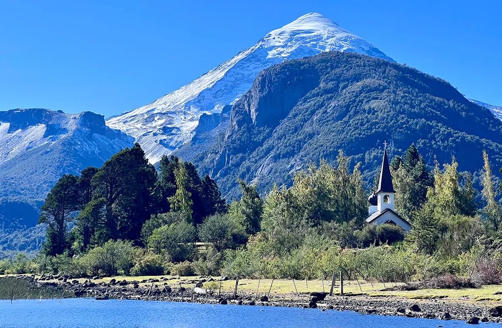 El Gobierno anulará la resolución que declaró sitio sagrado mapuche al volcán Lanín.