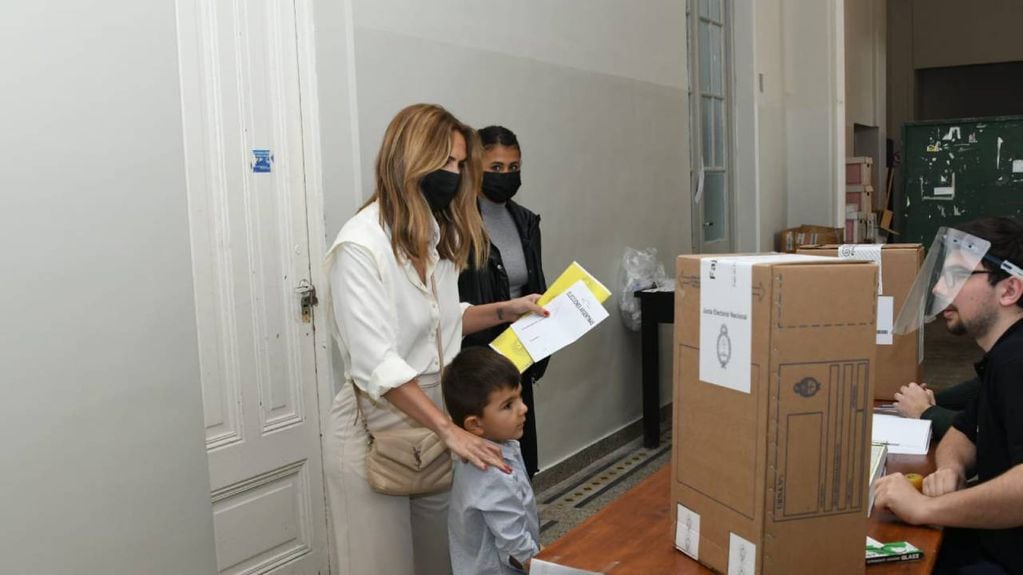 Amalia Granata fue a votar con su hijo (@AmelieGranata)
