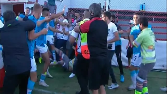 Los incidentes entre jugadores de Belgrano y "allegados" de Barracas Central.