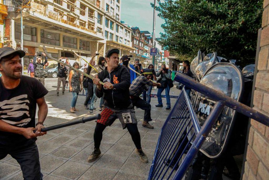 This photo released by Telam shows demonstrator clashing with riot policemen during a protest in Bariloche, Argentina on March 3, 2018.  
Argentina's Justice decided to extradite Facundo Jones Huala, leader of the Mapuche Ancestral Resistance (RAM) group to Chile. / AFP PHOTO / TELAM / Alejandra BARTOLICE / RESTRICTED TO EDITORIAL USE - MANDATORY CREDIT "AFP PHOTO / TELAM " - NO MARKETING - NO ADVERTISING CAMPAIGNS - DISTRIBUTED AS A SERVICE TO CLIENTS

 bariloche  condena de extradicion lider mapuche del ram a chile estallido violencia incidentes frente a los tribunales