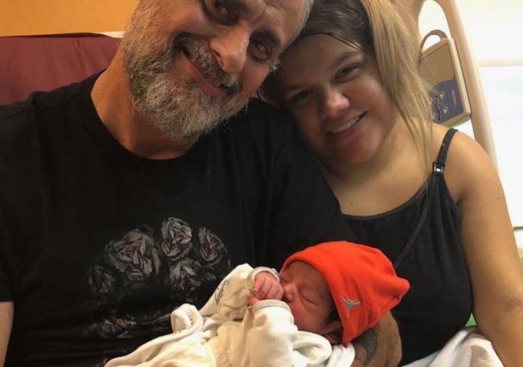 Jorge, Morena junto al bebe recién nacido. (Instagram/@jrial)